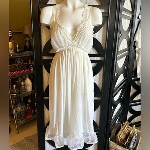 Vintage 1930s / 1940s LADY LEONORA Ivory w/ Lace Gown / Nightgown / Sleep Dress.
